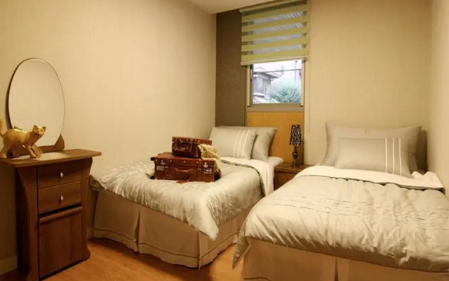 Bnb Chungdam Female Only (отель для женщин)