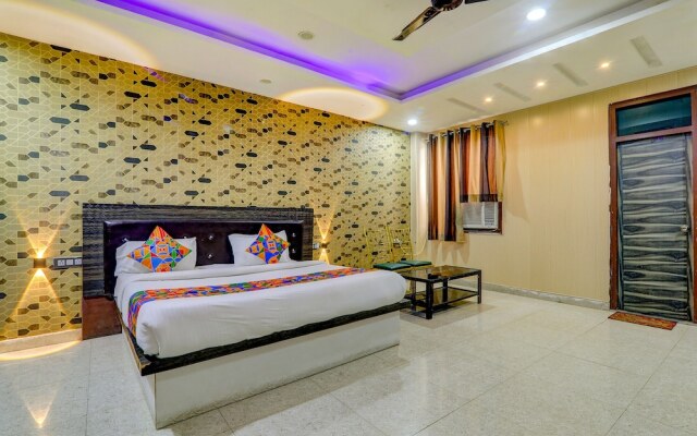 Fabhotel Gold Galaxy