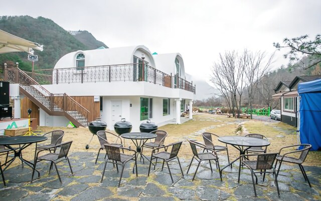 Geumsan Forest White Castle Pension