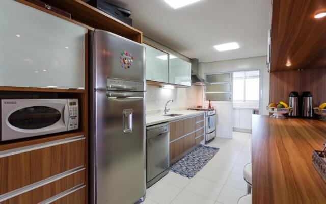 Apartamento com 4 suítes pé na areia