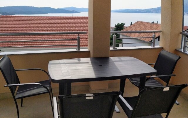 Charming 2-bed Apartment in Okrug Gornji