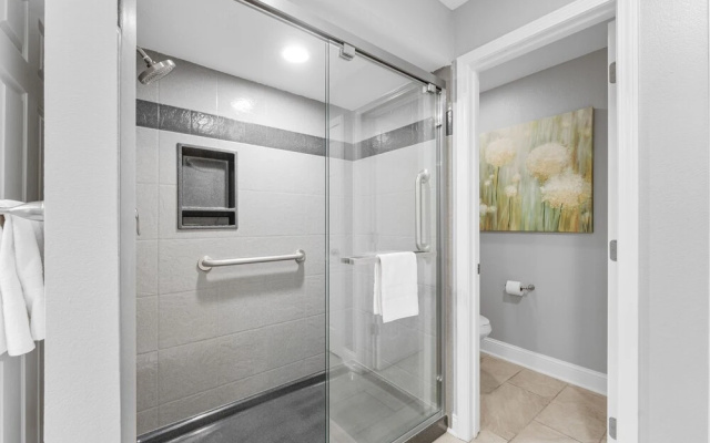 Swanky Sanctuary 2 Bedroom Condo by RedAwning