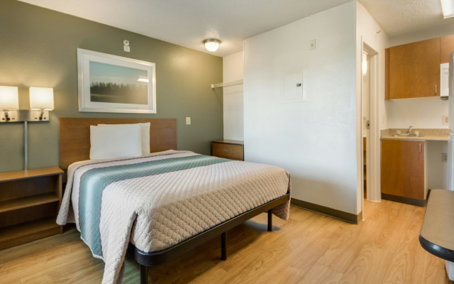 HomeTowne Studios by Red Roof Dallas - Mesquite