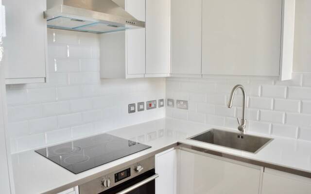 Modern 2 Bedroom Apartment Near Queens Park