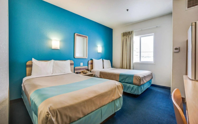 Motel 6 Red Deer, AB