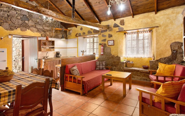 House Sleeps6-parking-garden-pool in Summer-pet