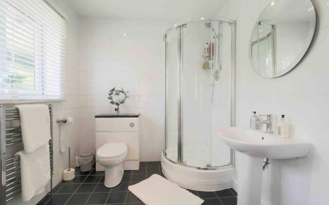 Inviting 7-bed House With sea Views in Hythe