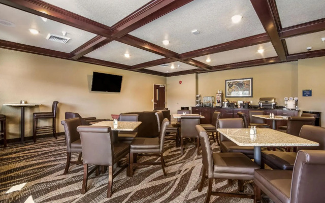 Cobblestone Hotel & Suites - Victor