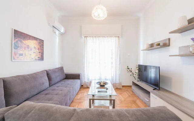 Bright 2 Bdrm apt in the Heart of Athens