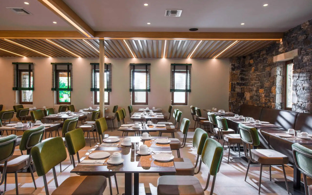 Petousis Hotel & Suites