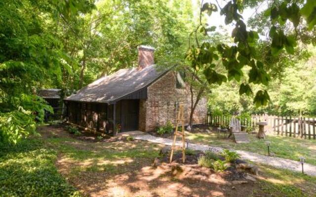 1823 Historic Rose Hill Inn