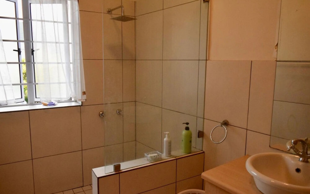 Spacious 1 Bedroom Apartment Near Table Mountain