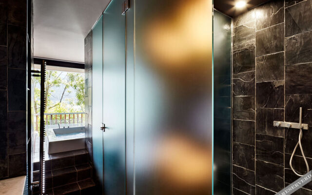 MAANJA Lake Front Suite and Restaurant