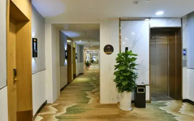 Super 8 Preferred Hotel (East High-speed Railway Station Economic Development First Street)