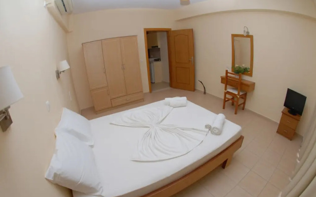 Nikos Hotel and Apartments