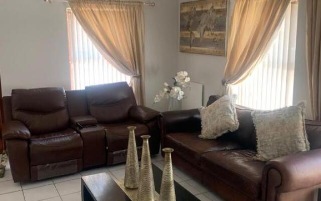 Spacious 3 bedroom duplex, close to Club Mykonos