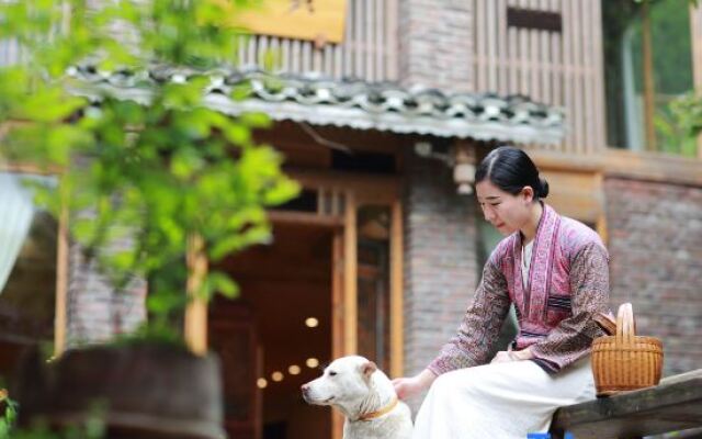 Liping Dong Art Theme Hotel
