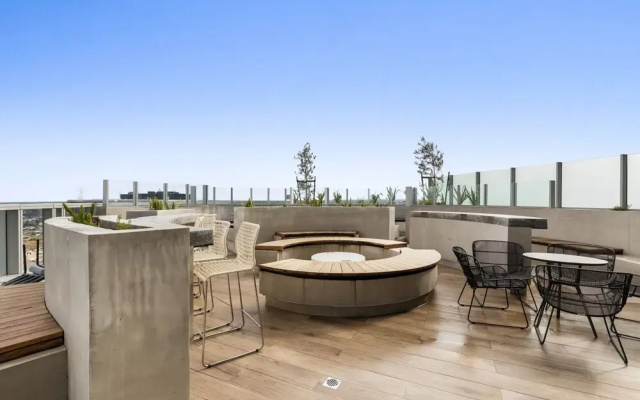 High-rise Balcony Unit With City Views, Gym, Pool