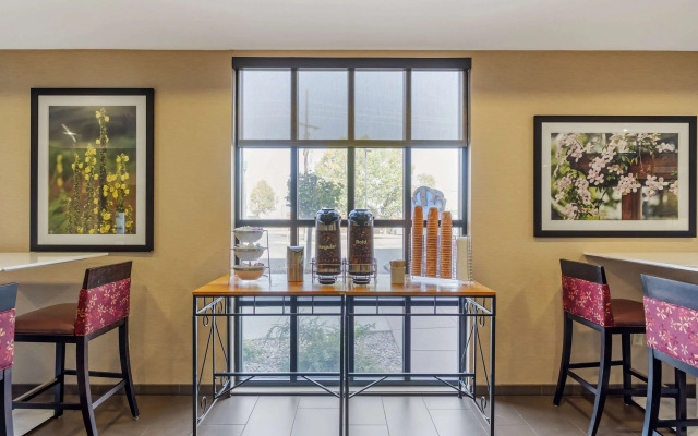 Comfort Inn & Suites