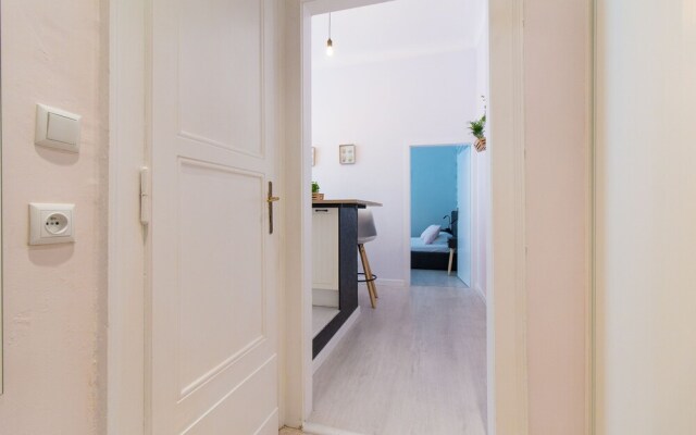 Ruzova Apartment By Easybnb