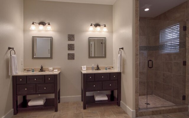 Outdoor Pool and Hot Tub Retreat - Enchanting Luxurious Haven