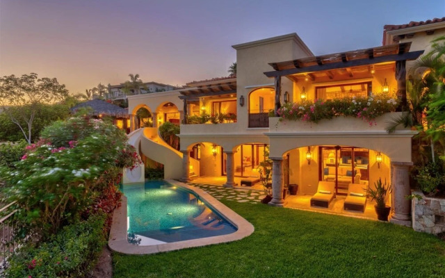 Casa de la Familia 7 Bedroom Contemporary Hacienda Style at Discounted Rate!