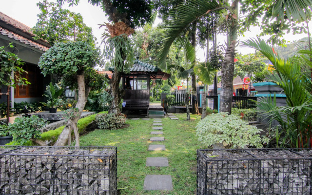 Embe Enem Homestay by ZUZU