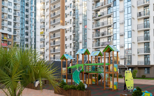 Orange Apart Alpine Quarter