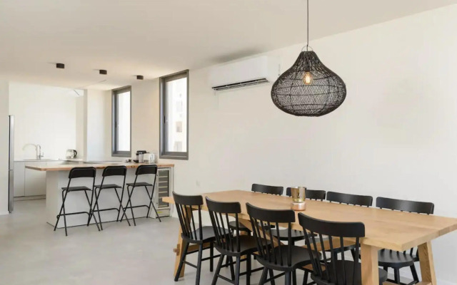 Stylish & Spacious 3 bedroom apartment by the Sea