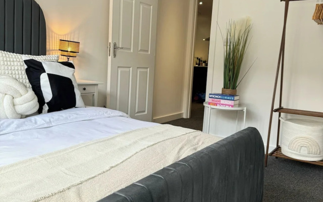 Modern 1-bed Apartment - Sleeps 4 & Central Links