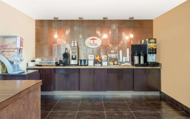 Super 8 by Wyndham Dilley TX