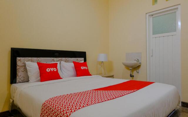 OYO 1979 Alif Family Residence