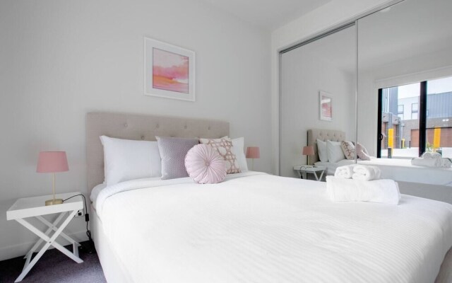 Designer Warm Home@mooneeponds+parking/wifi