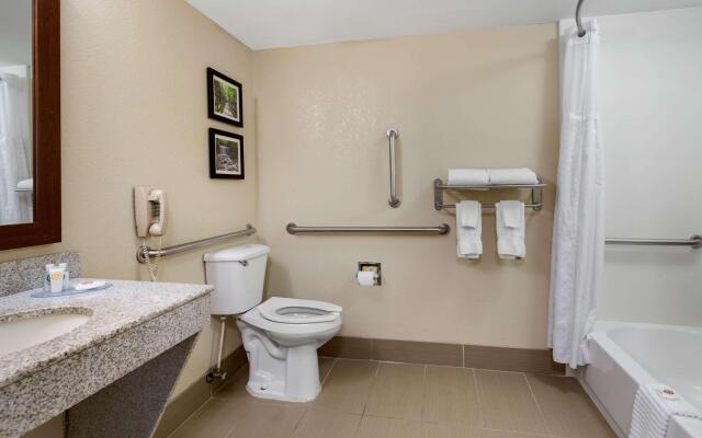 Comfort Inn & Suites Heath - Newark South