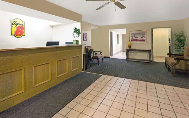 Super 8 by Wyndham Windsor