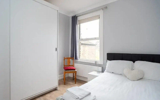 Fresh 2 Bedroom Flat by the River Thames