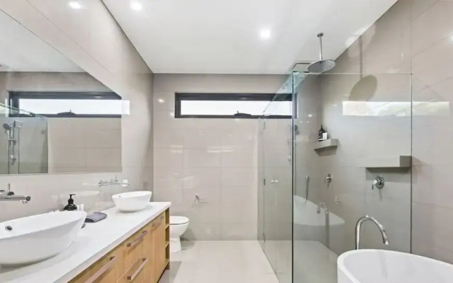 The Ocean s Edge Luxury Entertainer With Views
