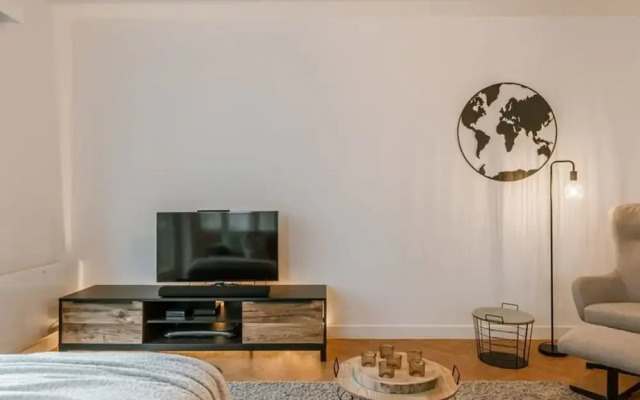 Centrally Located Modern Apartment With Parking