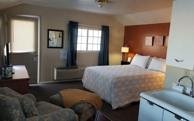 Lamplighter Cabins & Suites