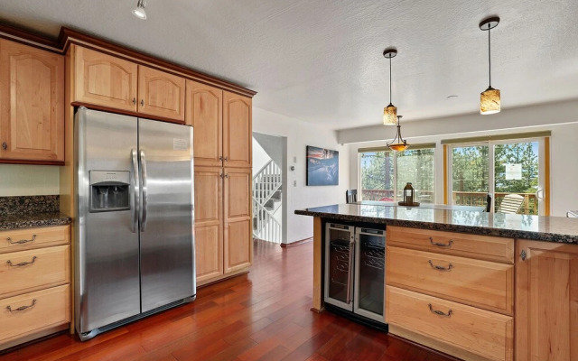 Hall Court Manor - Hot Tub, Pet Friendly, Pool Table!