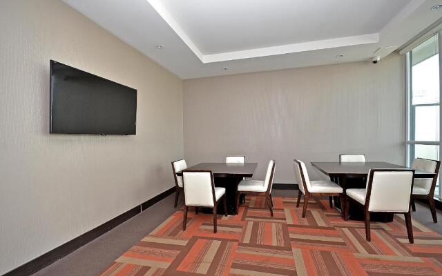 Royal Stays Furnished Apartments - Missisauga City Centre