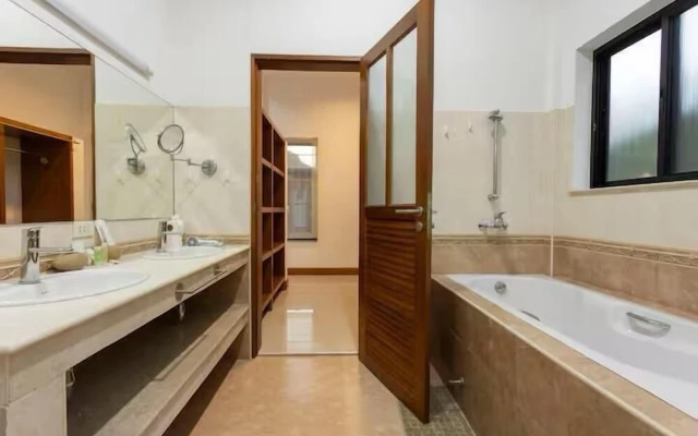 Tim buktu 4BR Jacuzzi WalkVillaMarket170