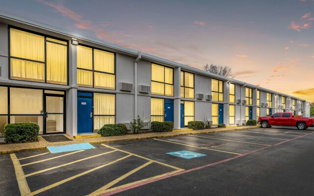 Motel 6 Henderson, TX