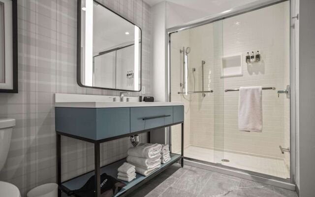 The Highlander at Radford, Tapestry Collection by Hilton