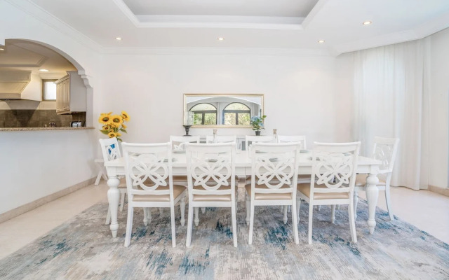 5BR Beach & pool villa in Palm