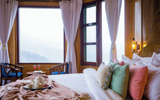 Alaya Stays Pine Shadow Flamingo