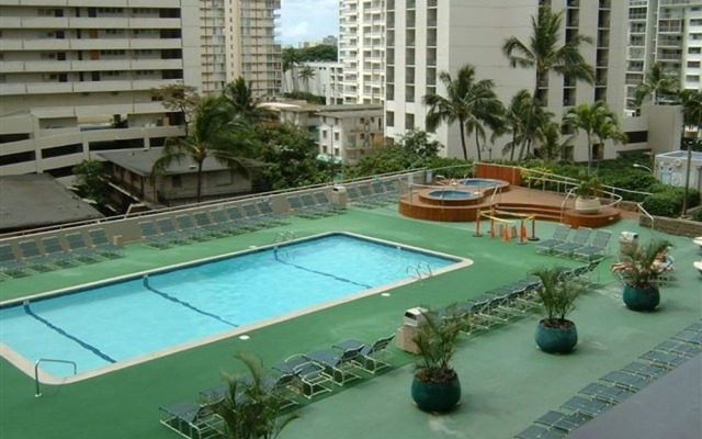 2-2102 Waikiki Banyan