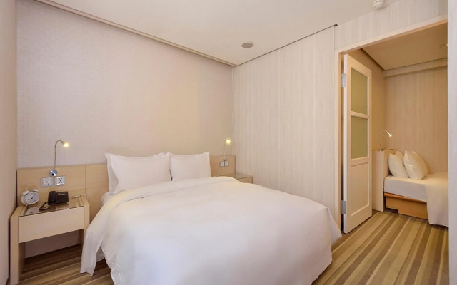 Yomi Hotel - MRT Shuanglian Station