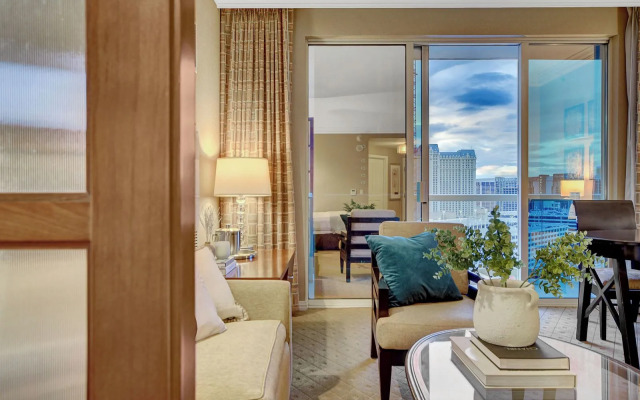 Premium Suite w/balcony at The Signature