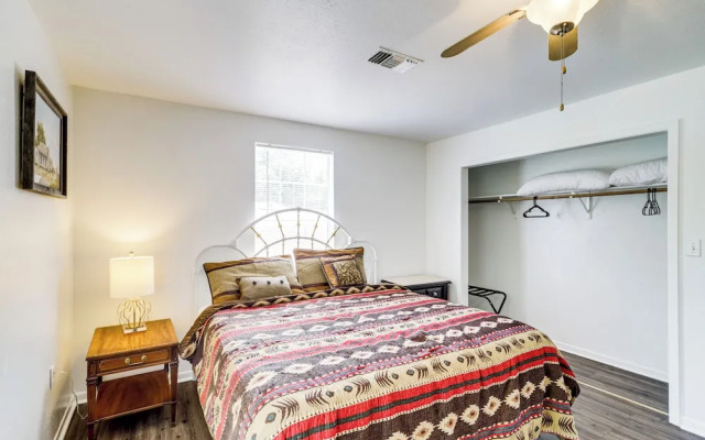 Wine Tours & Antiquing: Townhome Near Dtwn Brenham